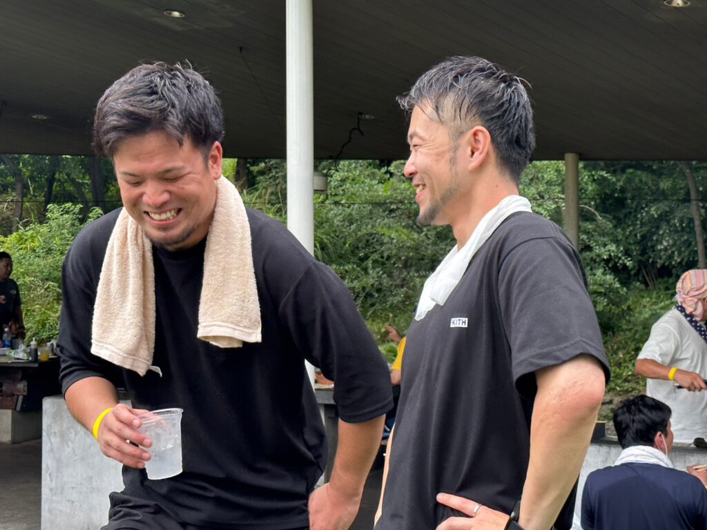 にこやかに談笑する2人の男性