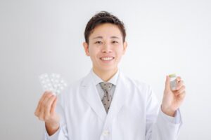 薬を持った白衣の男性