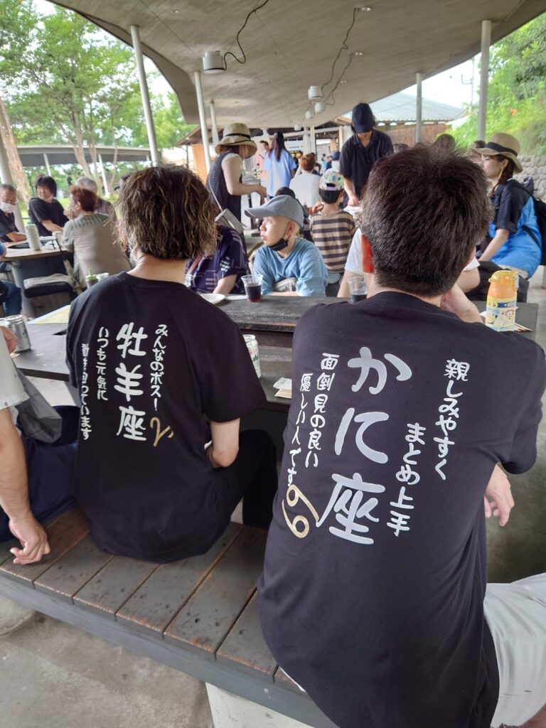 背を向けた2人の男性